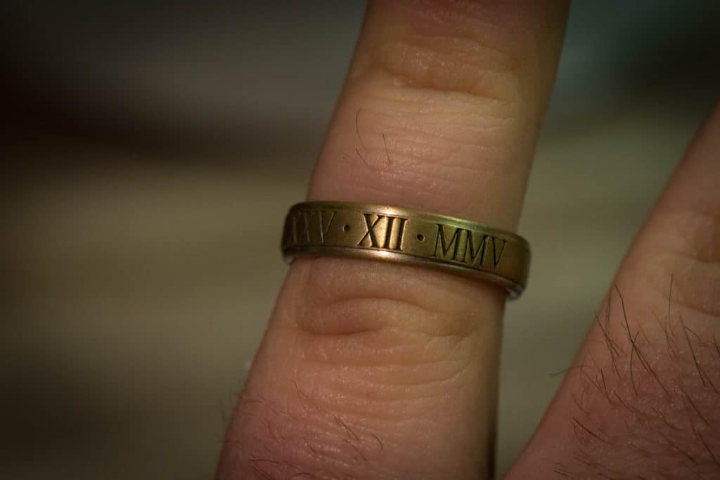 מה עדיף לקנות ליום האהבה – צמיד או טבעת עם חריטה?